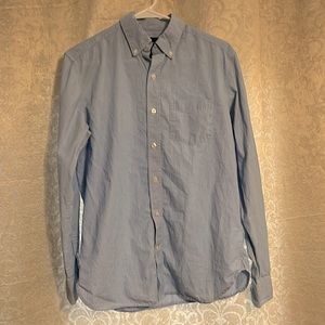 Gap blue mens classic button down shirt. Size small, slim fit